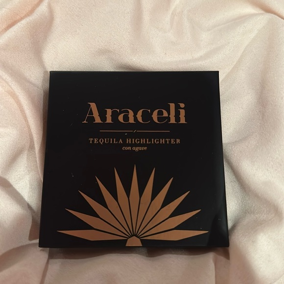 Sephora Other - Araceli highlighter